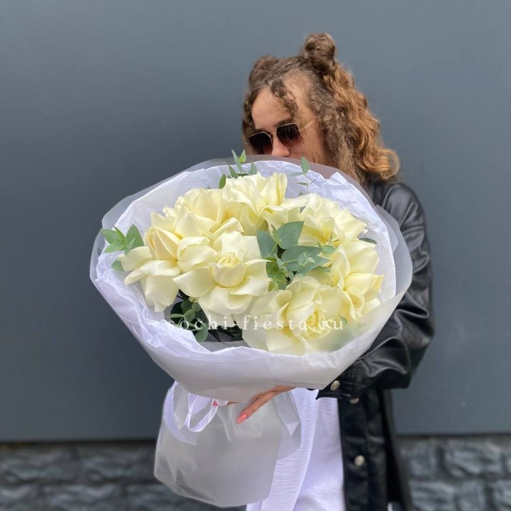 7 Белых французских роз  в Перми