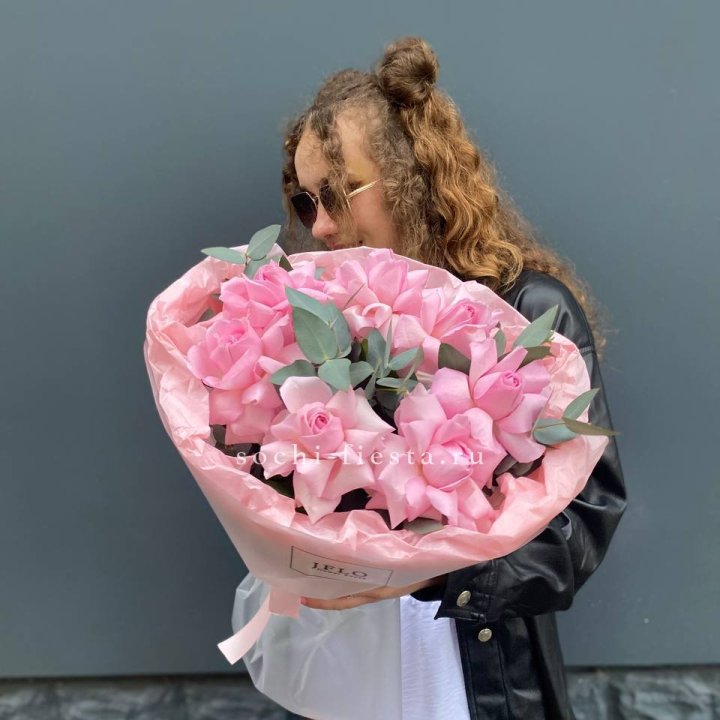 7 розовых роз в Перми