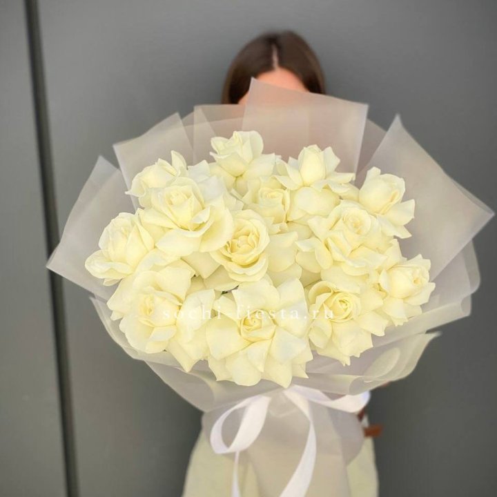 13 белых роз в Перми