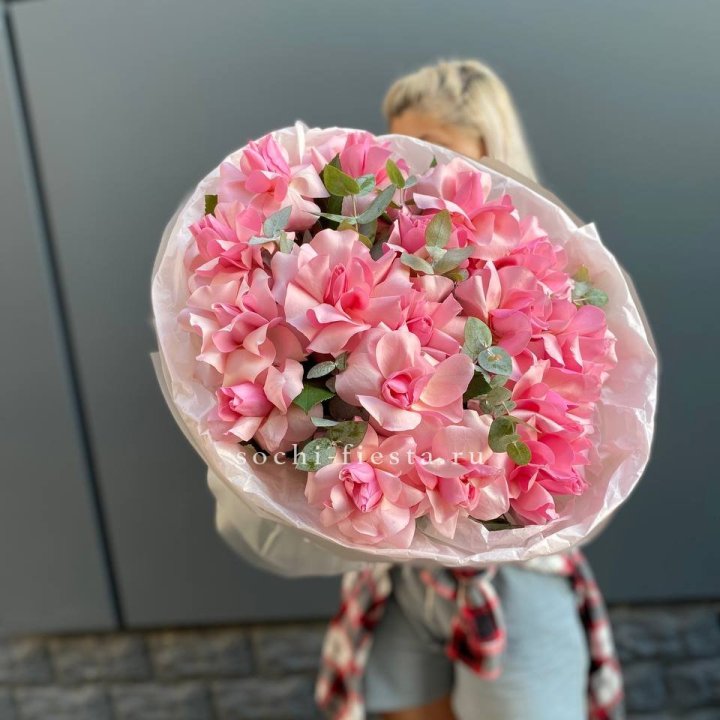 17 розовых роз в Перми