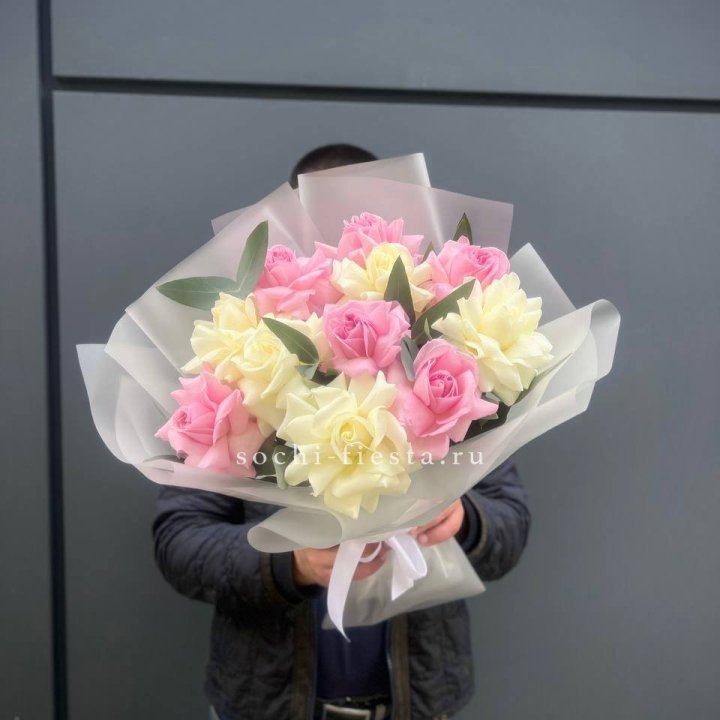 11 бело-розовых роз в Перми