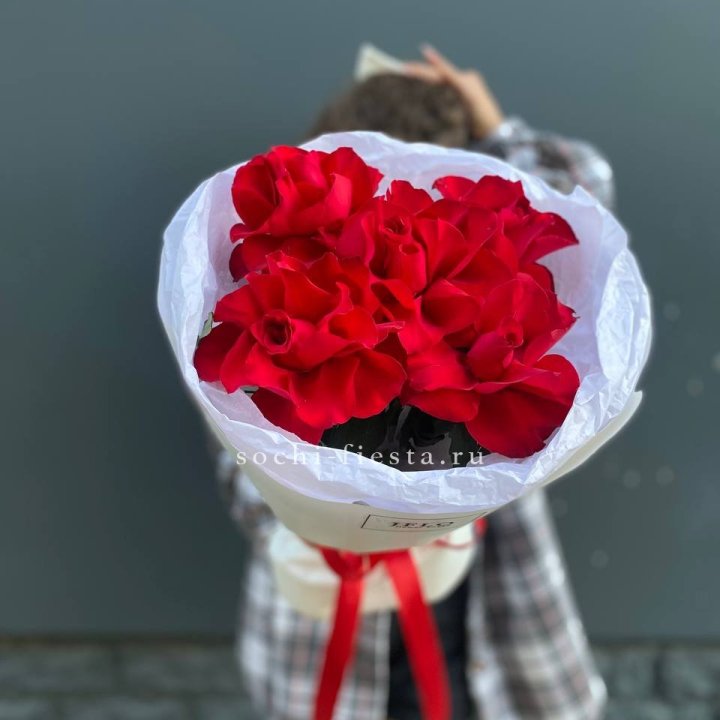 5 французских красных роз в Перми
