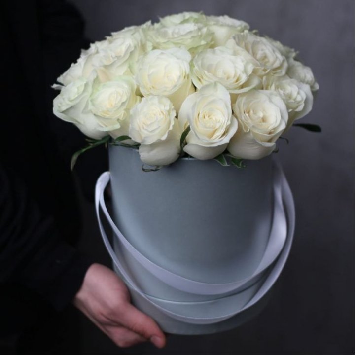 15 белых роз в цилиндре в Перми
