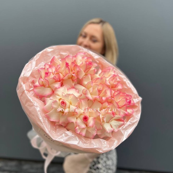 9 французских роз Джумилия в нежном оформлении в Перми