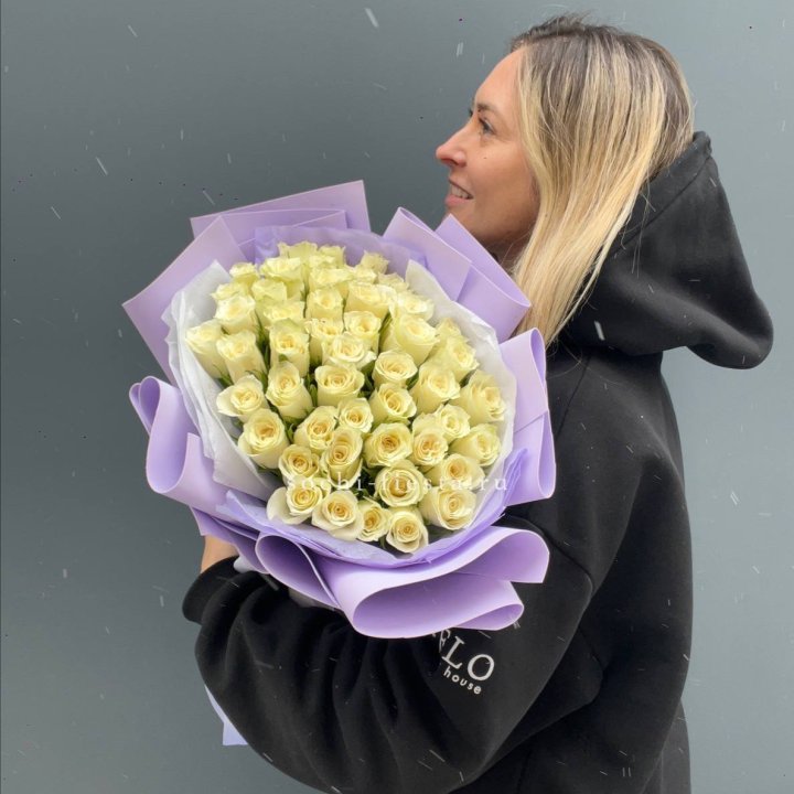 51 белая кенийская роза в оформлении в Перми