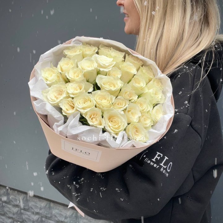 31 белая роза в оформлении в Перми