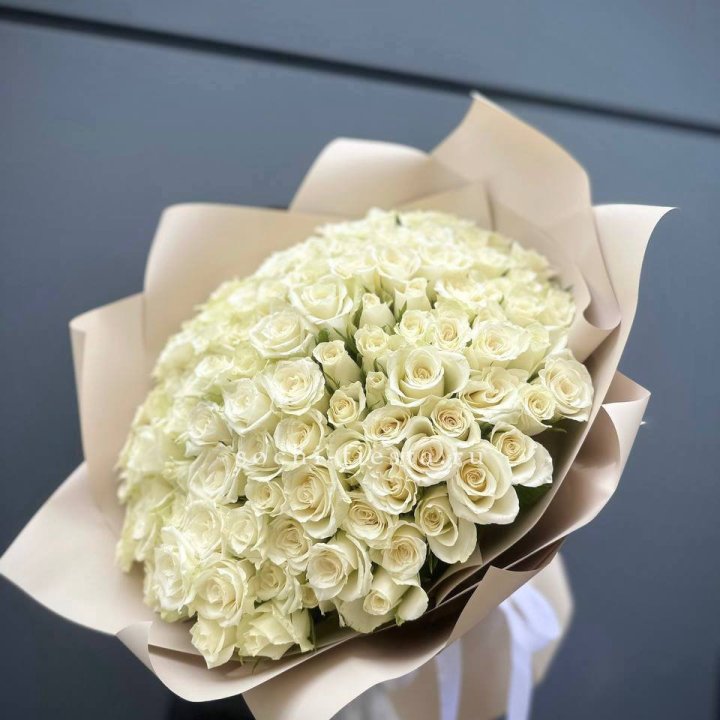 101 белая роза Атена в Перми