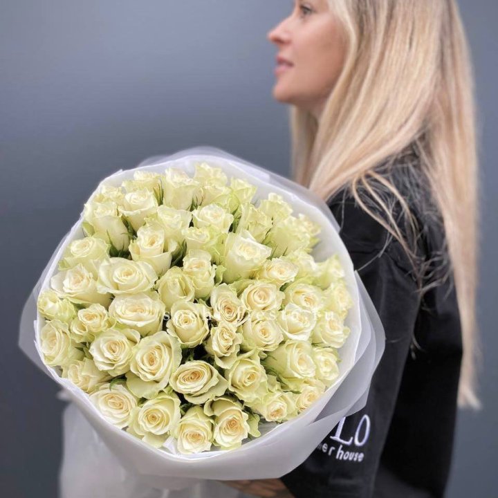 Воздушный букет из 51 белой кенийской розы в Перми