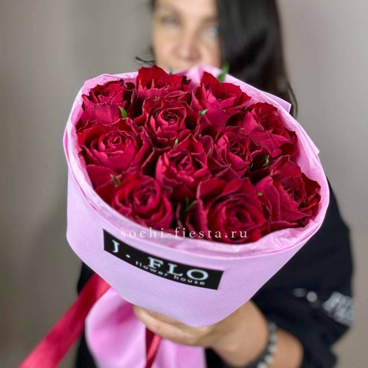11 красных роз мадам ред в Перми