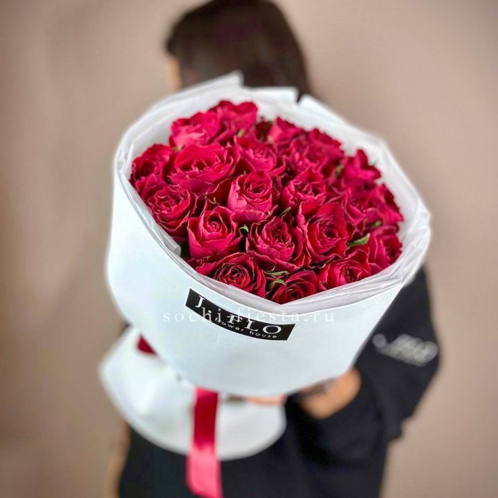 Букет красных роз мадам ред в Перми