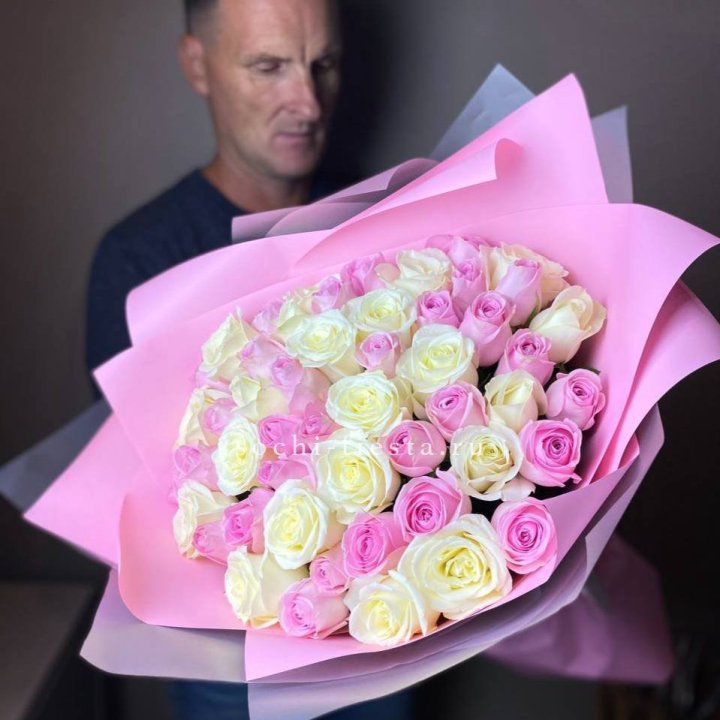 51 белых и розовых роз в Перми