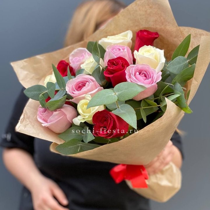 Букет из 15 роз с эвкалиптом в Перми