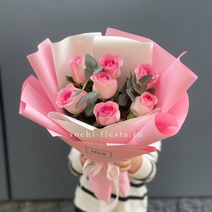 7 роз с эвкалиптом в Перми