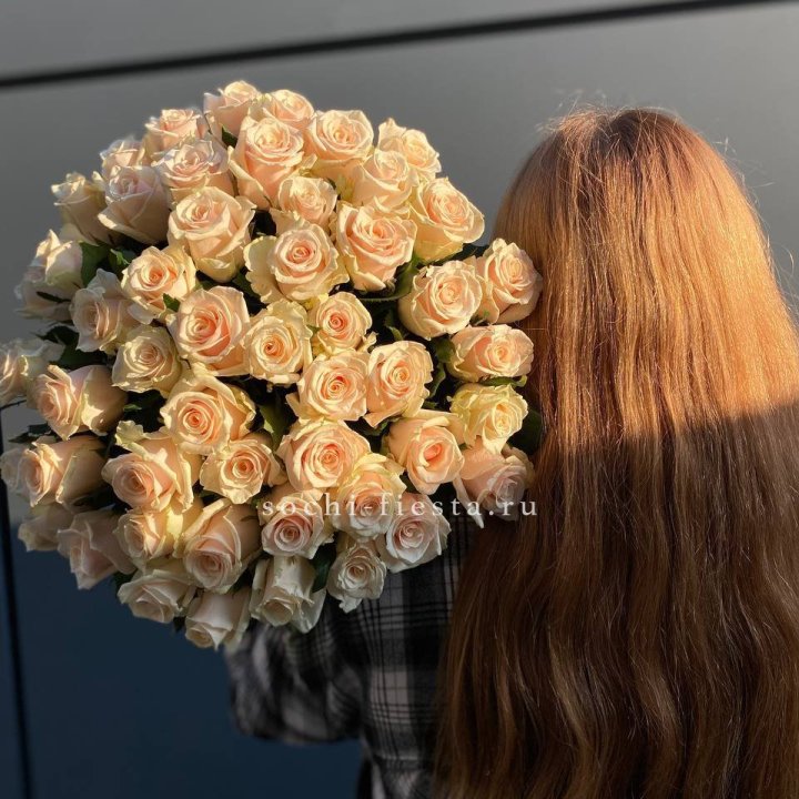Охапка кремовых роз в Перми