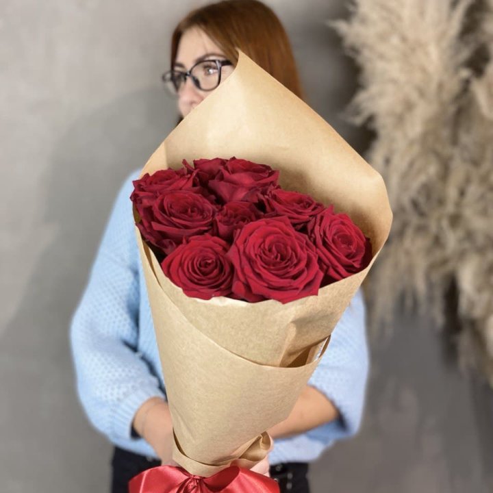 9 красных роз в крафте в Перми