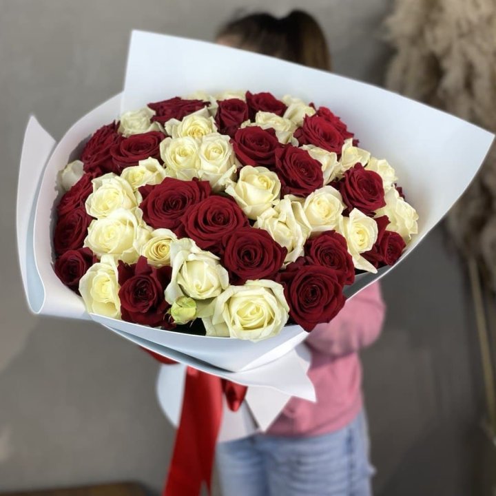 51 красная и белая роза в Перми