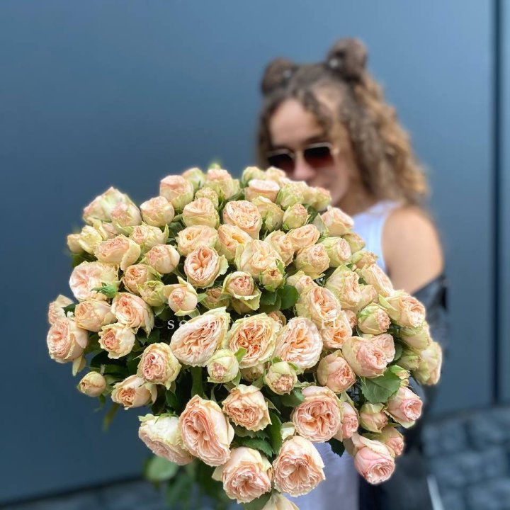 25 пионовидных роз в Перми