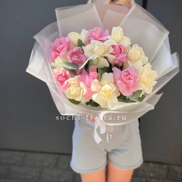 15 бело-розовых роз в Перми