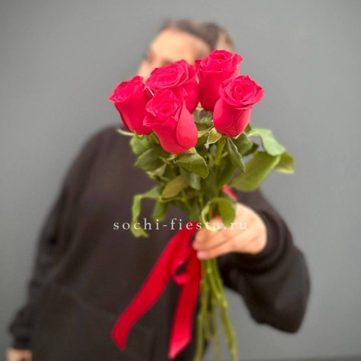 Букет 5 красных роз  в Перми