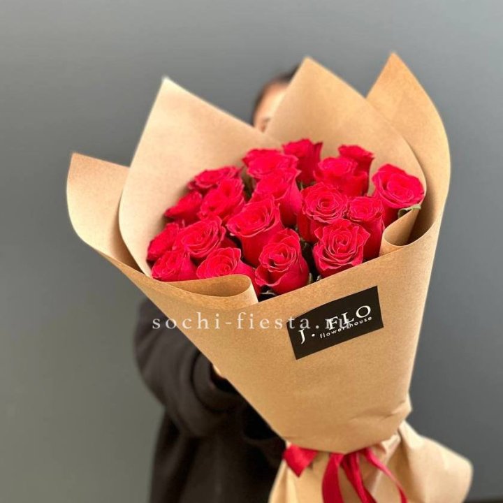 19 красных роз в крафте в Перми