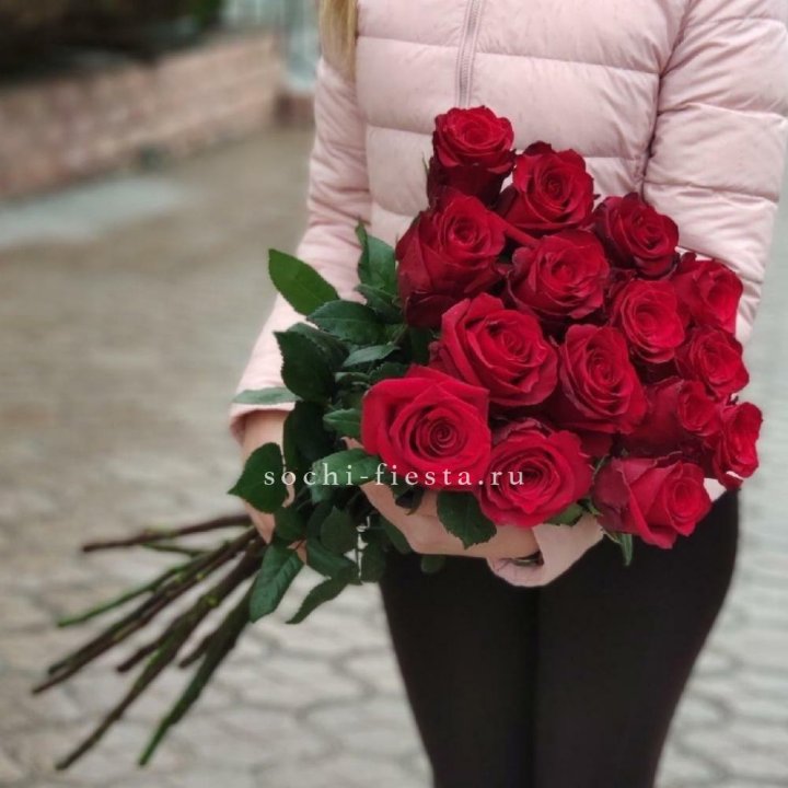 15 высоких красных роз в Перми