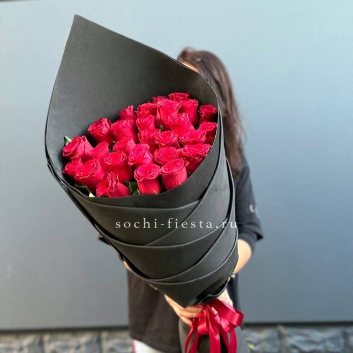 25 высоких красных роз в Перми