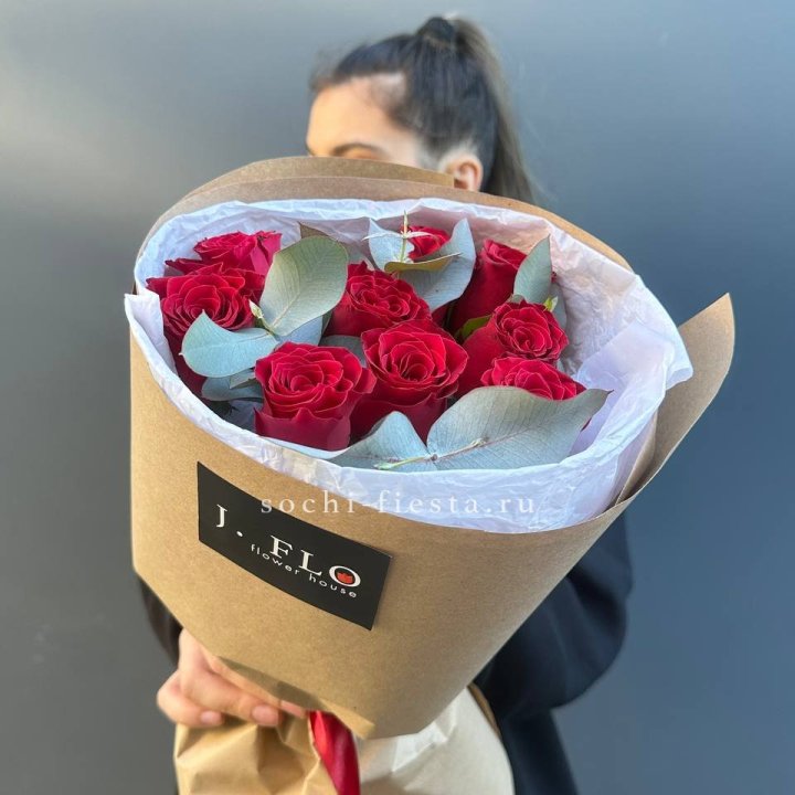 9 роз с эвкалиптом в Перми