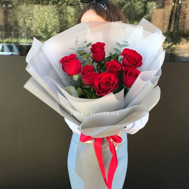 7 красных роз с эвкалиптом  в Перми