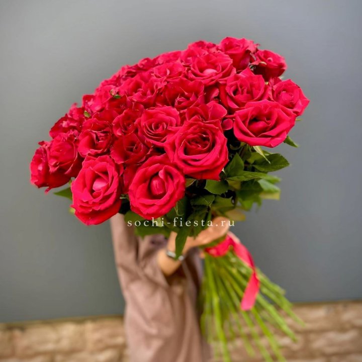 51 высокая красная роза в Перми