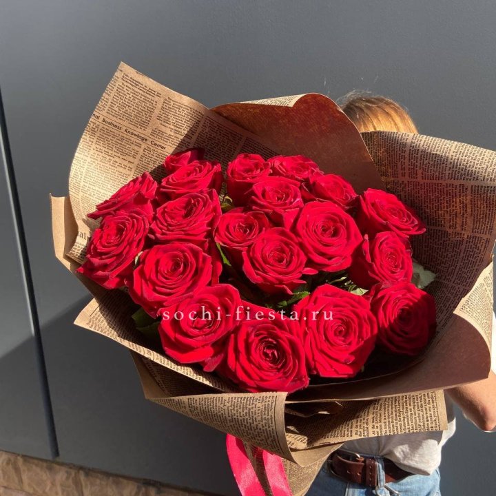 19 красных роз Леди Крафт в Перми