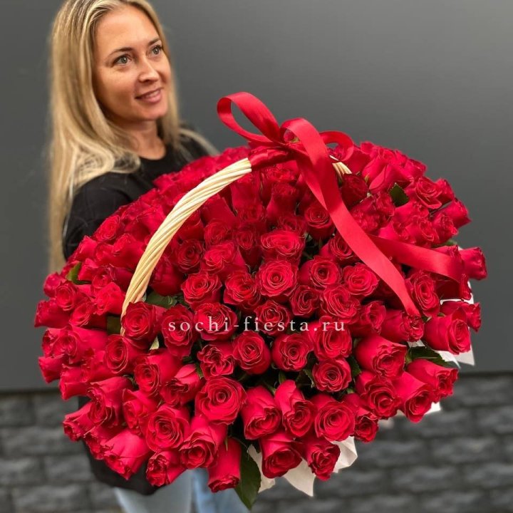 151 красная  роза в корзине в Перми