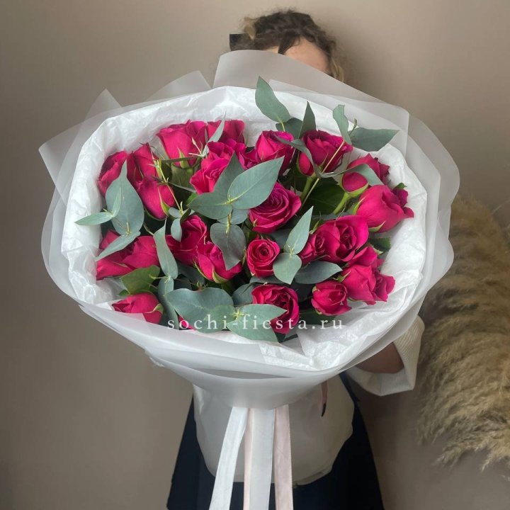 25 малиновых роз с эвкалиптом в Перми
