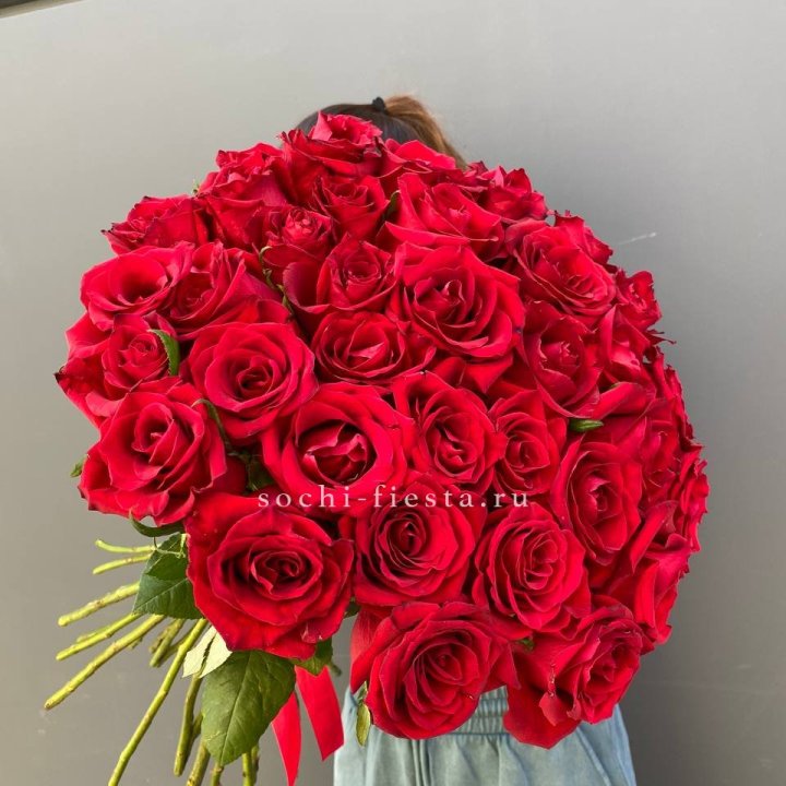 35 красных роз под ленту в Перми