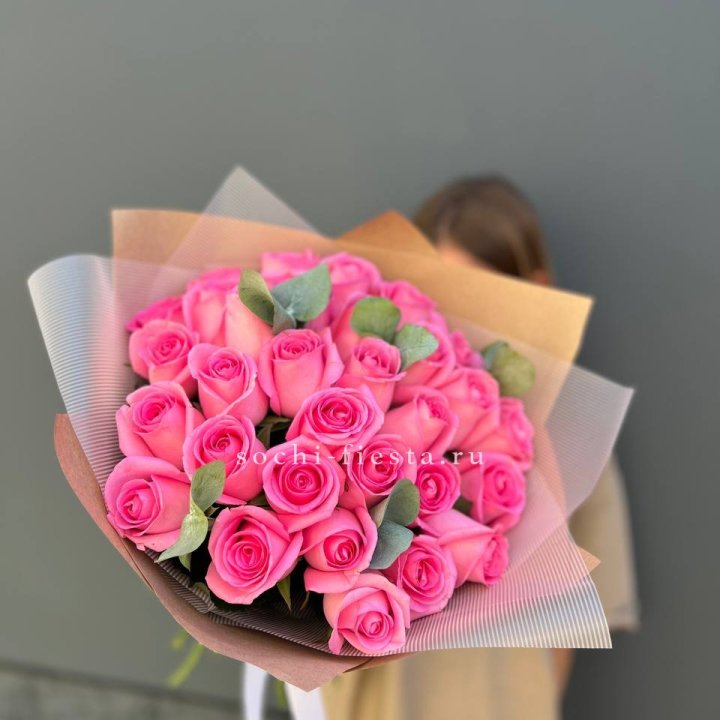31 розовая роза с эвкалиптом в Перми
