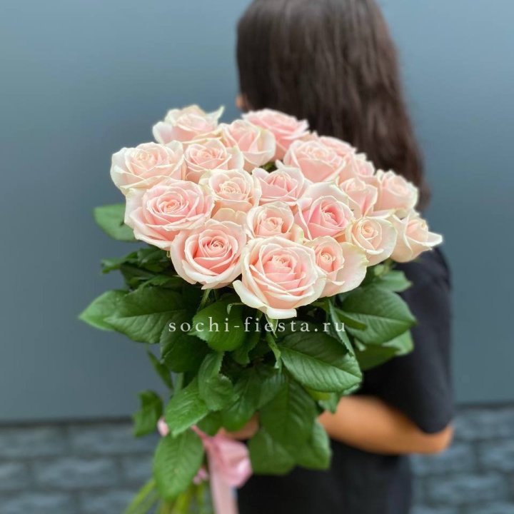 Высокие розовые розы в Перми