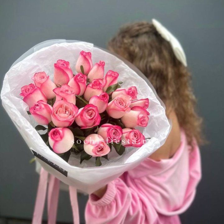 21 розовые розы Венди  в оформлении в Перми