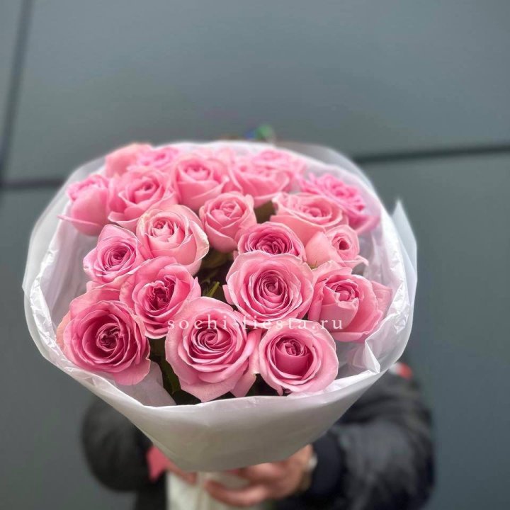 21 Розовая роза в белом в Перми