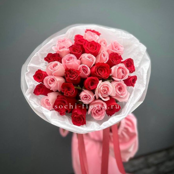 Букет красных и розовых 35 роз в Перми