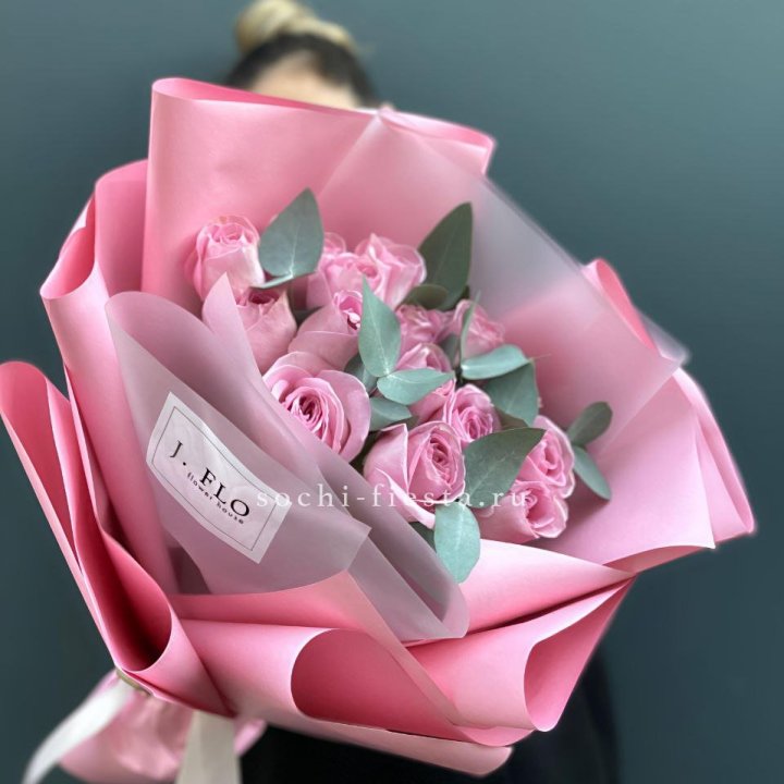 15 Розовых роз с эвкалиптом в Перми