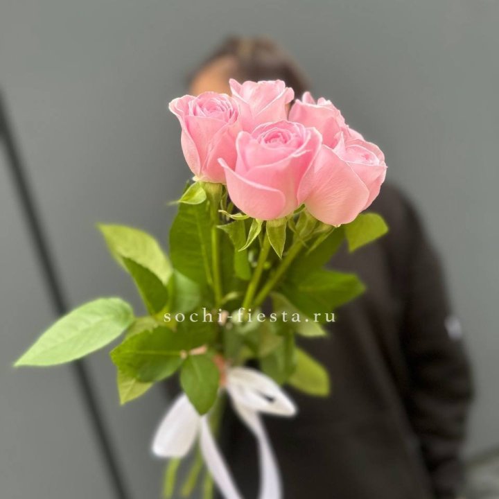 Букет 5 розовых роз  в Перми