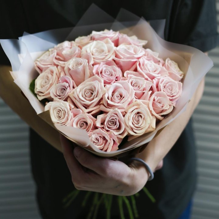 27 кремовых роз в Перми