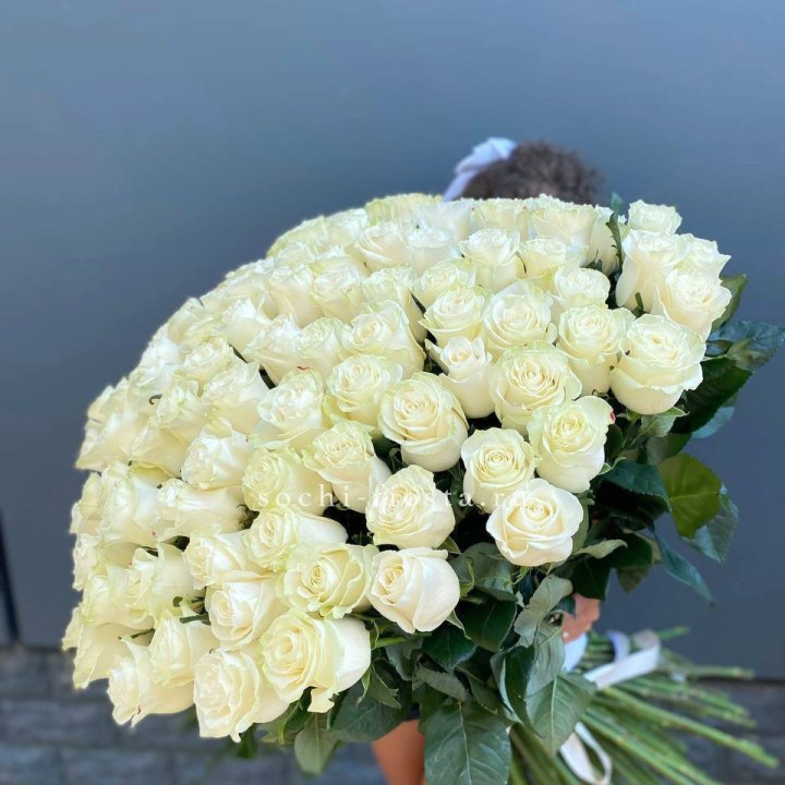 101 белая высокая роза в Перми