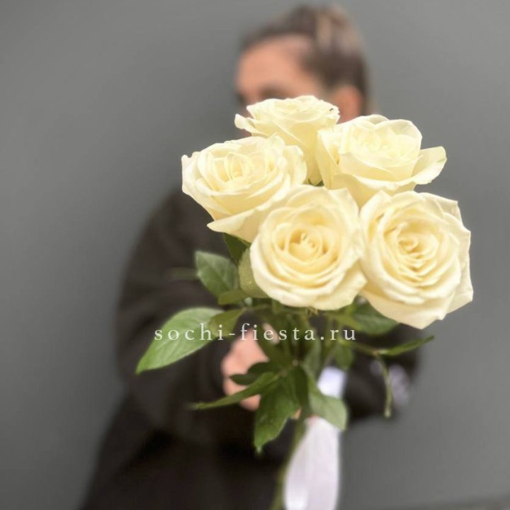 Букет 5 белых роз  в Перми