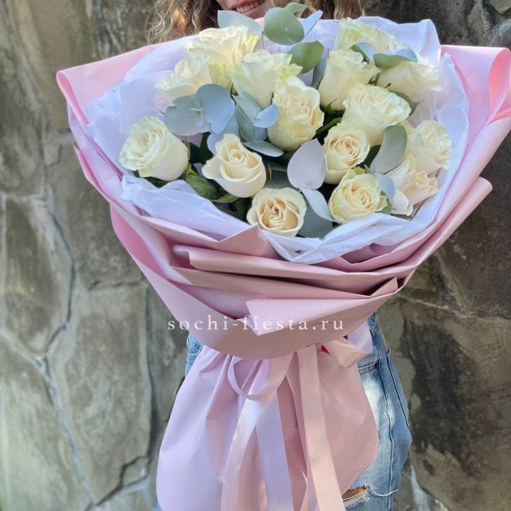 Белые розы в авторском оформлении в Перми