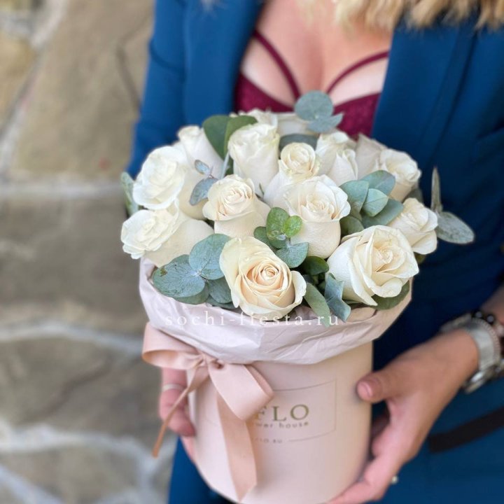 Цилиндр из белых роз в Перми