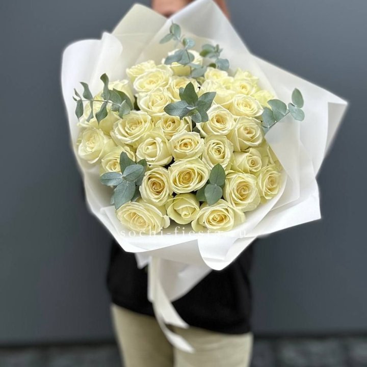 31 белая роза с эвкалиптом в Перми