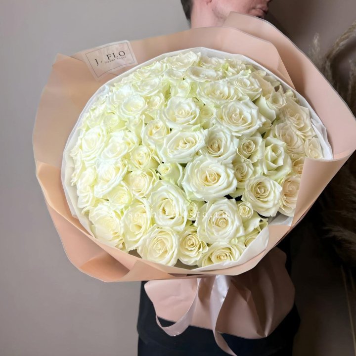 51 белая  роза в оформлении в Перми