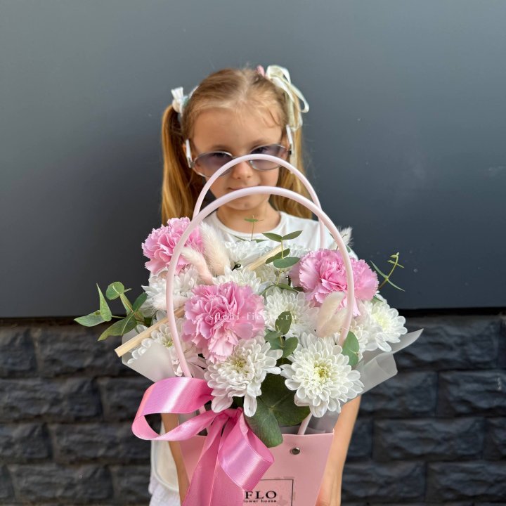 Сумочка из стойких хризантем и диантуса в Перми