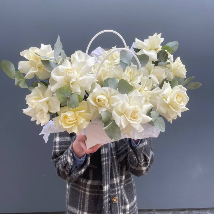 15 белых роз в сумочке в Перми