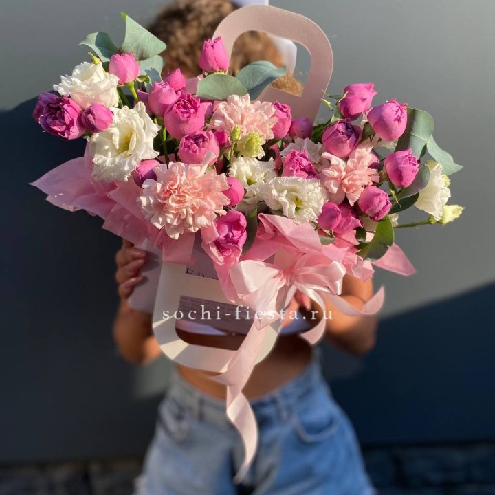 Сумочка с кустовой розой и диантусами в Перми